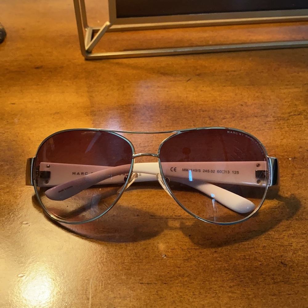 Marc Jacobs Aviators Sunglasses white w gold logo EUC